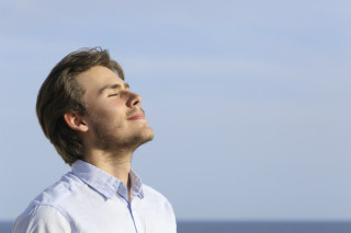 Homem respirando de forma calma e tranquila - Foto: GettyImages