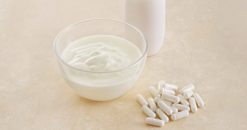 Pote de iogurte e pílulas. Foto: SCIENCE PHOTO LIBRARY/Getty Images