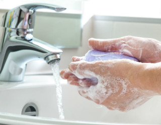 Lavar as mãos pode prevenir desde gripes e resfriados até infecções mais sérias