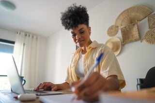 Mulher trabalhando com o seu computador