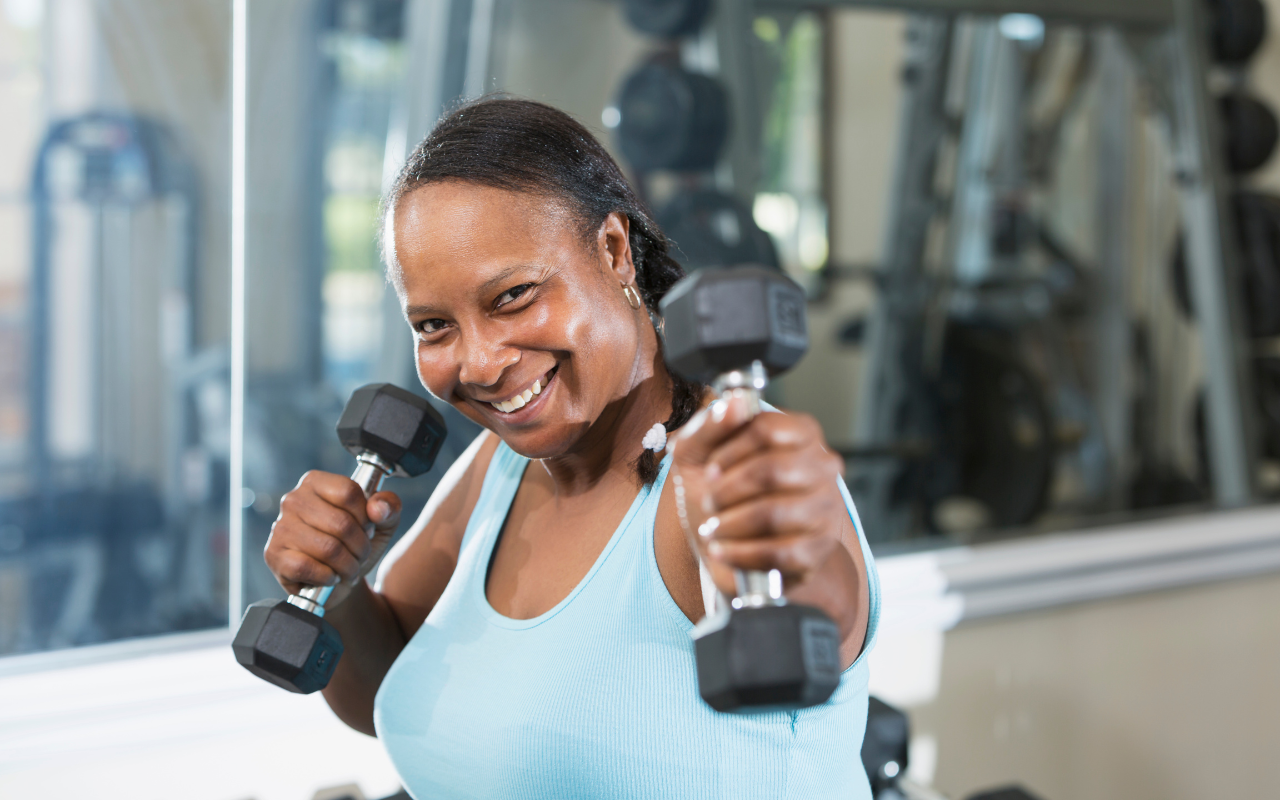 Mulher madura praticando exercício físico em academia