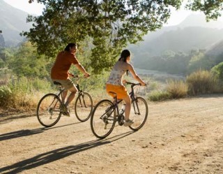pai e filha andando de bicicleta no parque