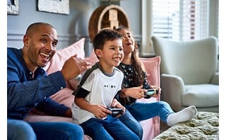 Família jogando videogame - foto: Getty Images