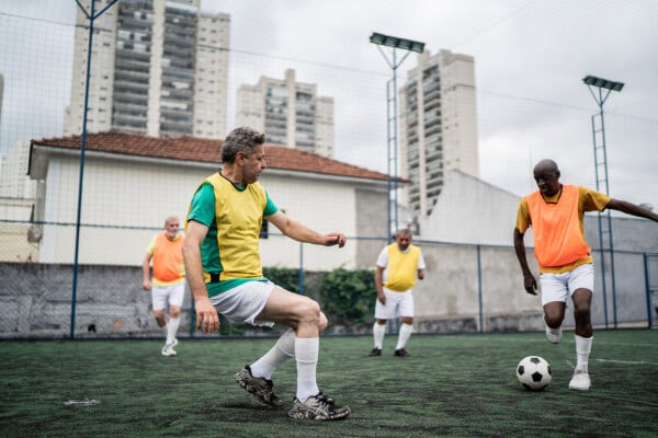 Jogo de futebol feminino no campo de futebol fotografia editorial