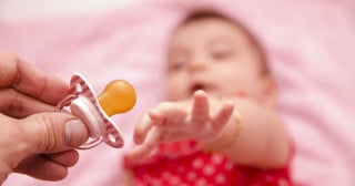 Chupeta e mamadeira: com conhecimento, é mais fácil evitar os prejuízos para as crianças