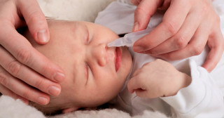 Nariz entupido do bebê: saiba como fazer a limpeza nasal
