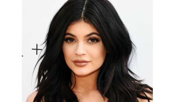 Kylie Jenner é um exemplo de famosa que tentou conquistar um bocão