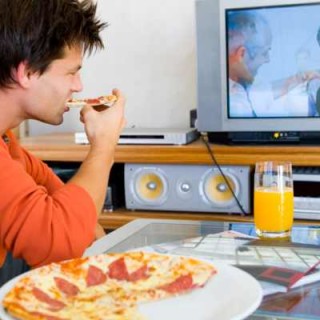 Comer diante da TV prejudica a saúde - Foto: Getty Images