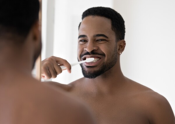 Escovar os dentes em excesso - Foto: Shutterstock