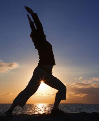 Mulher fazendo ioga - Foto Getty Images