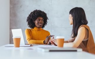 mulheres conversando em uma mesa