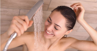 Tomar banho todos os dias é mesmo saudável? Especialistas explicam