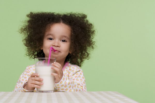 Criança bebendo leite