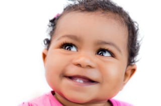 Colar de âmbar promete aliviar sintomas do crescimento dos dentinhos do bebê