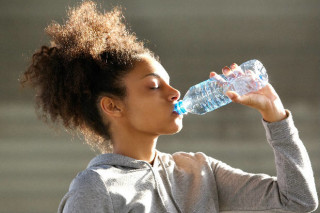 Beber bastante água ajuda a perder barriga - Foto: Shutterstock