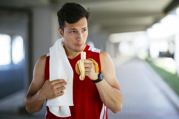 Homem comendo banana após o treino