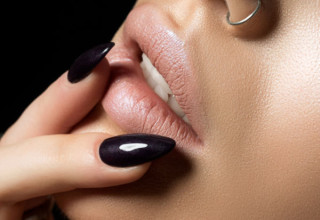 Lábios com batom nude - Foto: Shutterstock