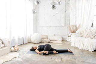 Yoga matinal - torção deitada (Arquivo/Pri Leite)