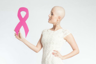 Ao descobrir um tumor na mama aos 31 anos, ela aprendeu a ressignificar sua vida e a inspirar outras pessoas - Divulgação/Instagram 