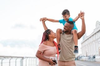 Família feliz com mãe, pai e filho