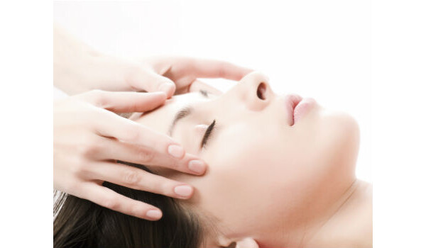 Massagem dermoconjuntiva melhora rugas e flacidez do rosto