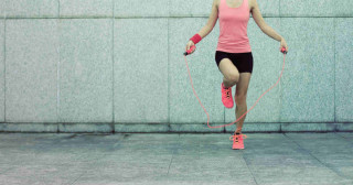 Pular corda é um exercício caseiro saudável que ajuda a emagrecer