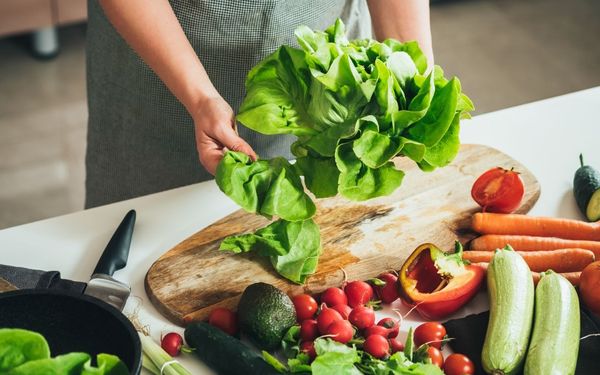 pessoa cortando legumes e verduras