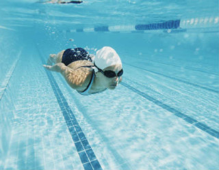 A natação é uma boa opção de exercícios de baixo impacto