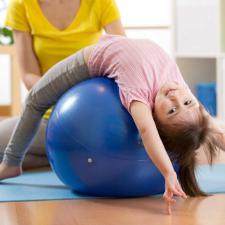 Pilates, circo e atividades aeróbicas são outras opções para fortalecer os músculos das crianças - Foto: Shutterstock