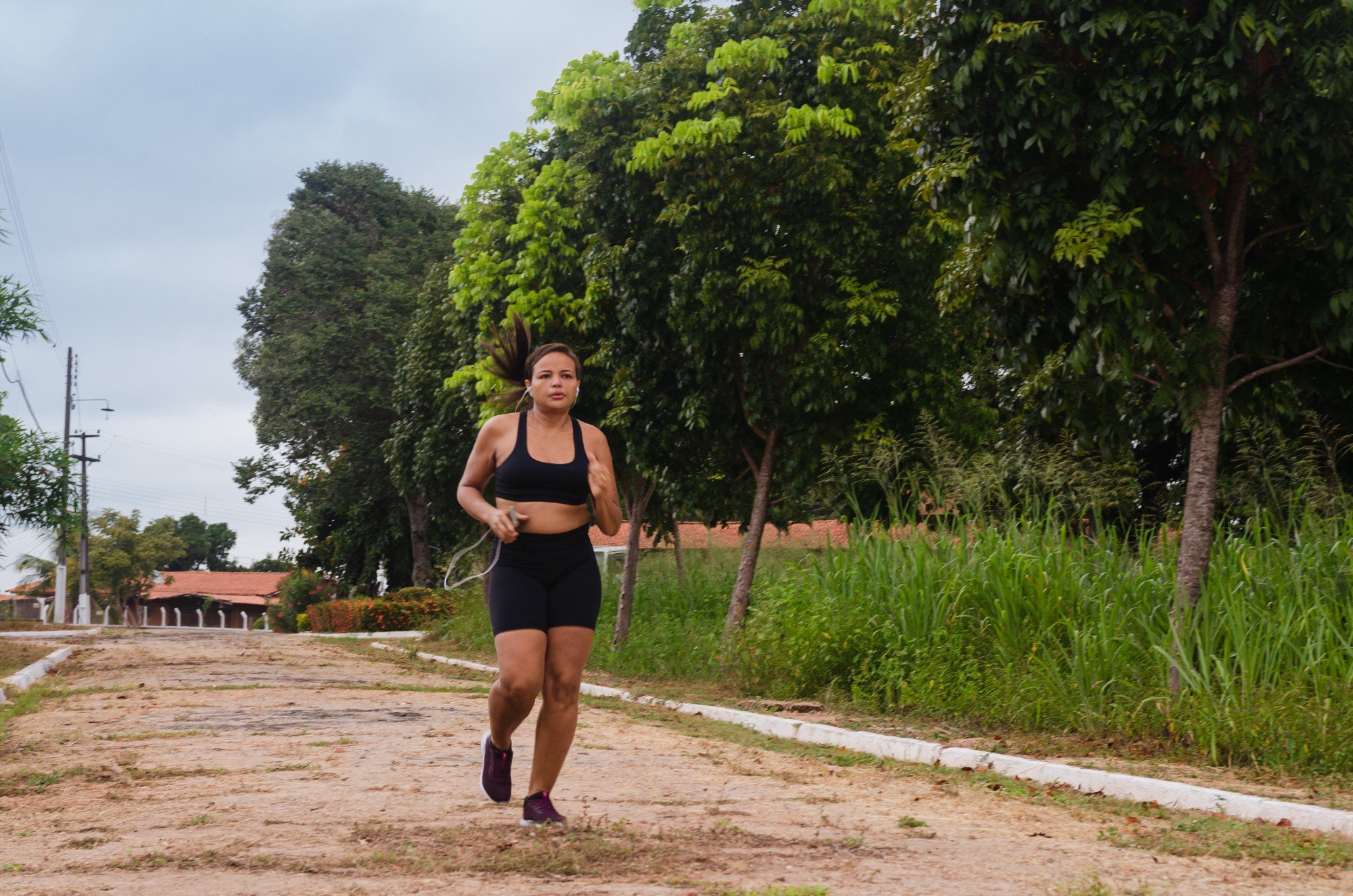 Imagem aberta de mulher fazendo caminhada ao ar livre