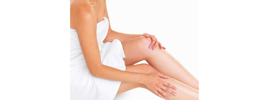 mulher fazendo massagem na perna