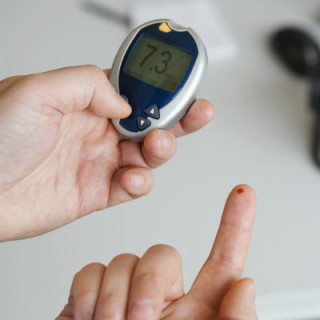 Pessoa medindo glicemia - Foto: Getty Images