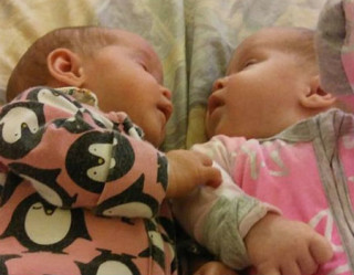 As gêmeas precisaram ficar internadas para tratarem a infecção respiratória