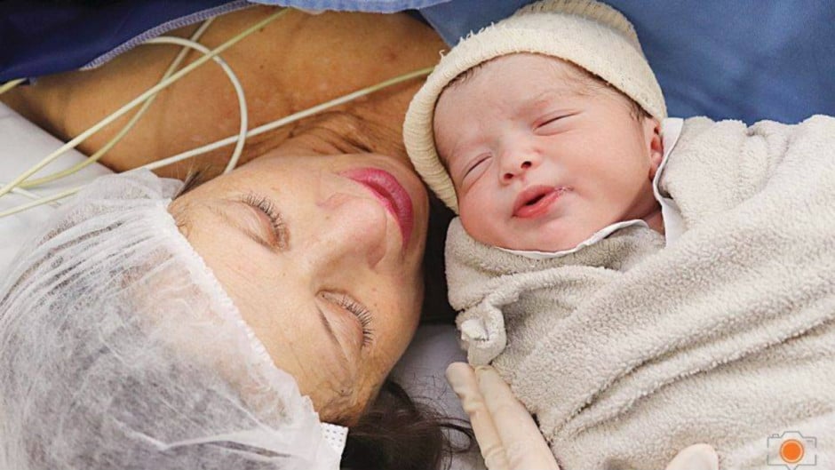 Mulher de 61 anos dá à luz pela primeira vez