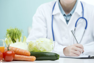 Médico verificando laudo para sugerir dieta - Foto: Getty Images