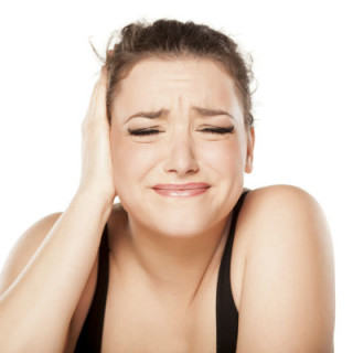 Mulher com dor de ouvido - Foto: Getty Images