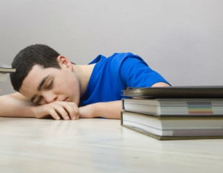 Adolescentes passam por alterações no ciclo do sonoe podem acabar dormindo menos