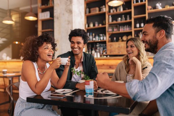 Amigos reunidos em um café