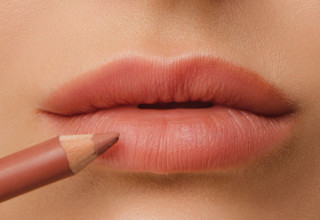 Contorno com lápis de boca mais escuro pode dar impressão de lábios maiores - Foto: Shutterstock