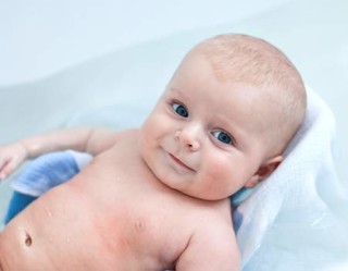 Limpe os olhos de bebê sem machucá-los e previna doenças oculares