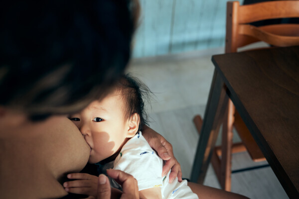 Bebê amamentando no peito da mãe