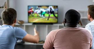 Ficar sentado em frente à TV por horas pode ser perigoso