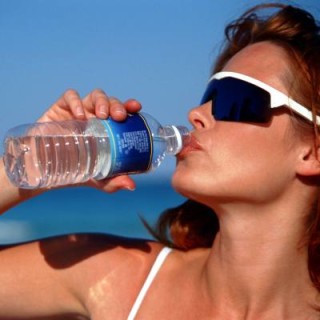 Mulher bebendo água- Foto Getty Images