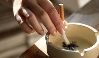 Cigarro sendo apagado no cinzeiro - Foto Getty Images