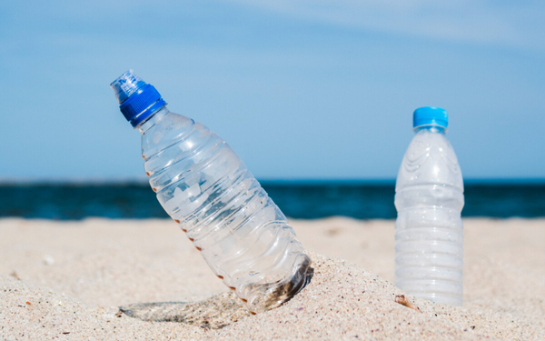 Garrafas de plastico em areia de praia