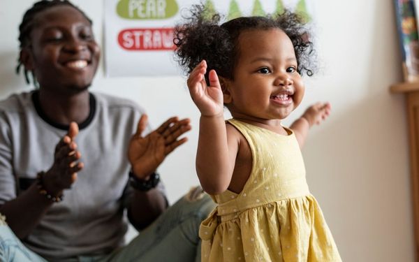 Bebê com toalha na cabeça