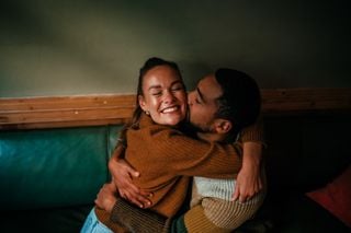 Casal feliz se abraçando