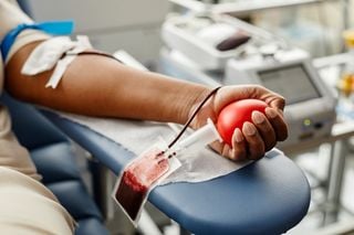 Close Up de uma braço de um individuo tirando sangue