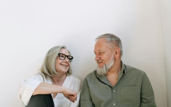 casal de idosos se olhando