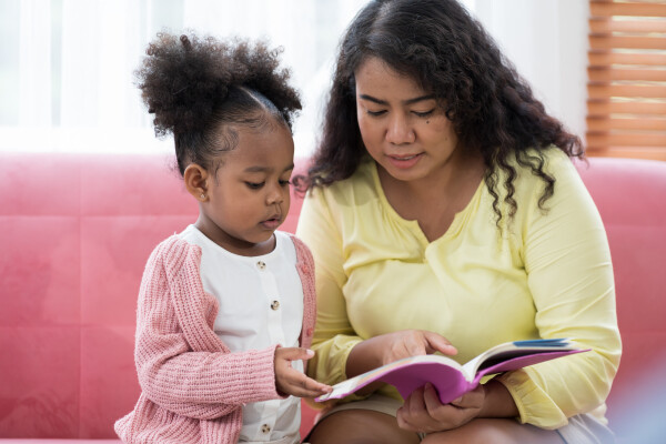 Ler para o seu filho pequeno pode melhorar comportamento
